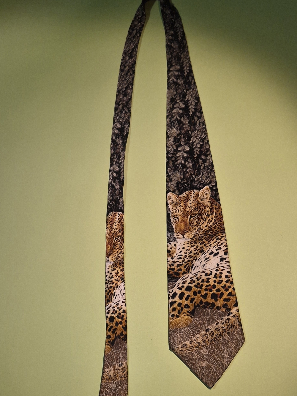 Leopard Print Silk Tie with Detailed Big Cat Motif - Picture 8 of 8